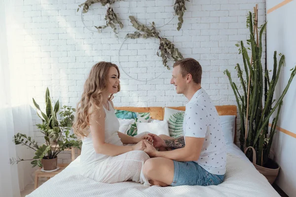 Familia pareja durmiendo juntos en la cama por la mañana . — Foto de Stock