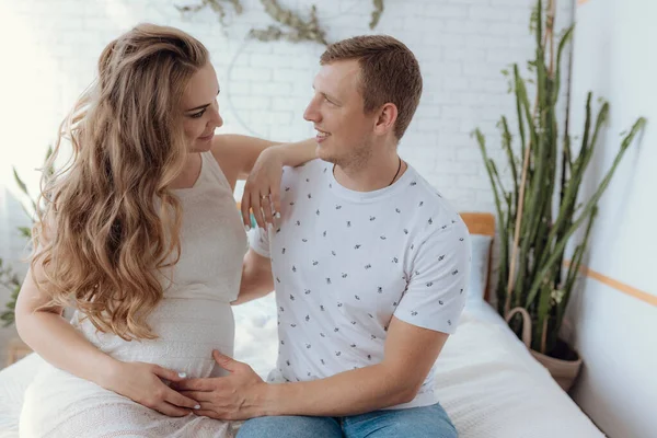 Familienpaar schläft morgens zusammen im Bett. — Stockfoto