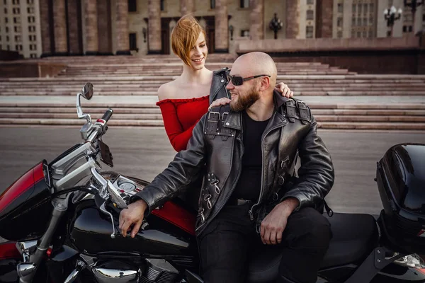 Belo casal em uma motocicleta legal contra Moscou — Fotografia de Stock