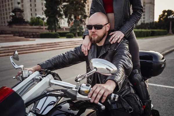 Mooi koppel op een coole motorfiets tegen Moskou — Stockfoto