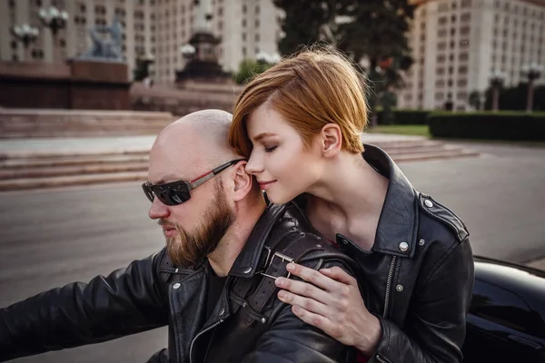 Vackra par på en cool motorcykel mot Moskva — Stockfoto