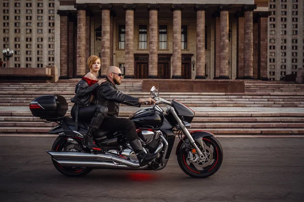Красивая пара на крутом мотоцикле против Москвы — стоковое фото