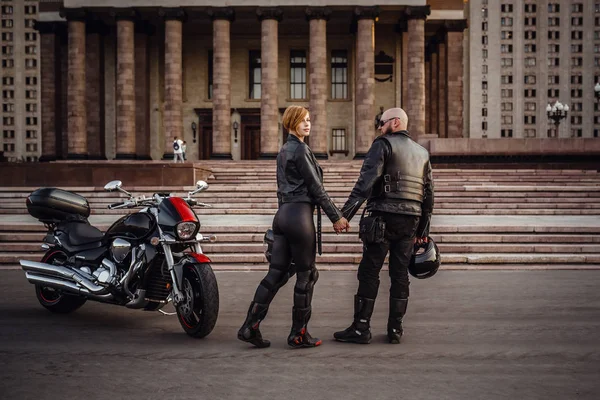 Красивая пара на крутом мотоцикле против Москвы — стоковое фото