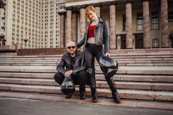 Belo casal em uma motocicleta legal contra Moscou — Fotografia de Stock
