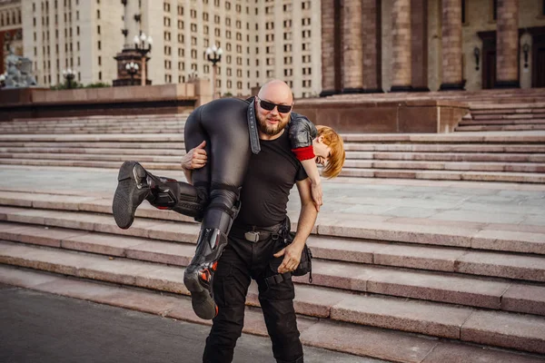 मॉस्को विरुद्ध थंड मोटारसायकल वर सुंदर जोडपे — स्टॉक फोटो, इमेज