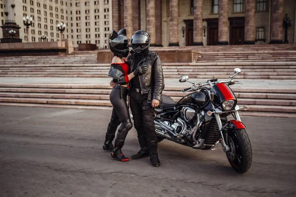 Beautiful couple on a cool motorcycle against Moscow — ストック写真