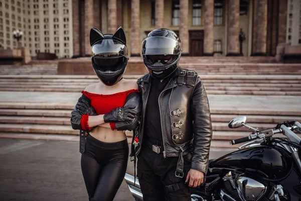 Belo casal em uma motocicleta legal contra Moscou — Fotografia de Stock