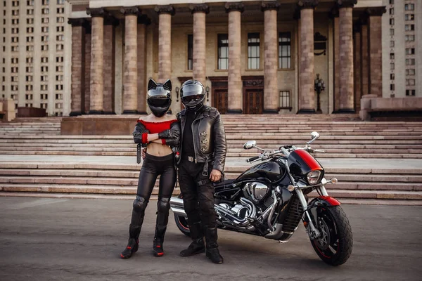 Beautiful couple on a cool motorcycle against Moscow — ストック写真