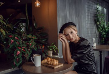 Paris, Fransa'da geleneksel kafede kahve içme genç zarif kadın