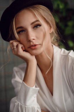 Paris, Fransa'da geleneksel kafede kahve içme genç zarif kadın