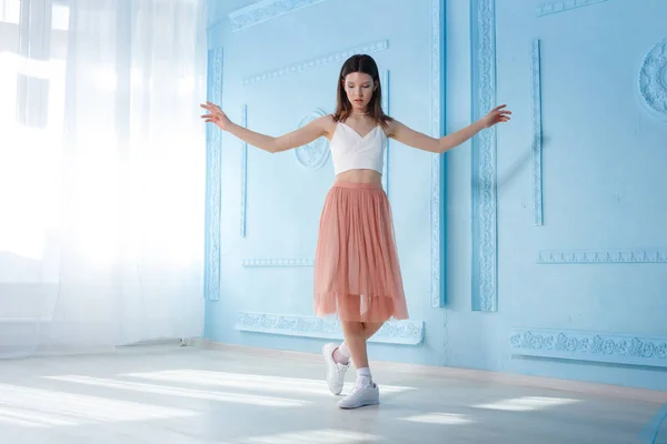 Retrato de larga duración de una joven bailando en un estudio. Indoor shot de chica delgada y elegante — Foto de Stock
