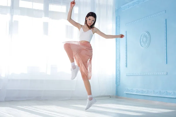 Retrato de larga duración de una joven bailando en un estudio. Indoor shot de chica delgada y elegante —  Fotos de Stock