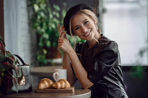 法国巴黎传统咖啡馆里喝咖啡的年轻优雅的女人 — 图库照片