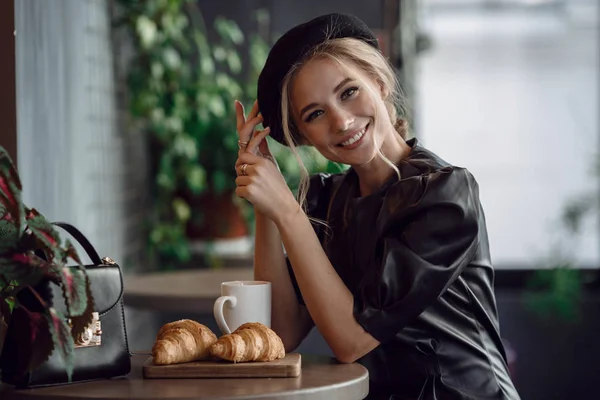 Joven mujer elegante bebiendo café en la cafetería tradicional en París, Francia —  Fotos de Stock