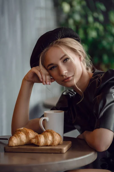 Joven mujer elegante bebiendo café en la cafetería tradicional en París, Francia — Foto de Stock