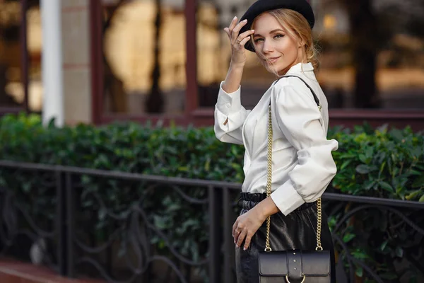 Jonge stijlvolle vrouw loopt op straat in Parijs — Stockfoto