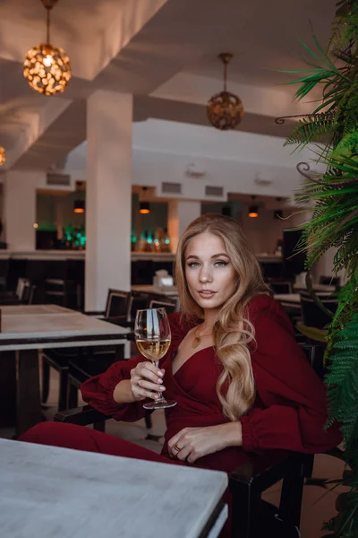 Elegant lady with glass of wine alone in restaurant — Stock Photo, Image
