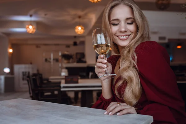 Senhora elegante com copo de vinho sozinho no restaurante — Fotografia de Stock