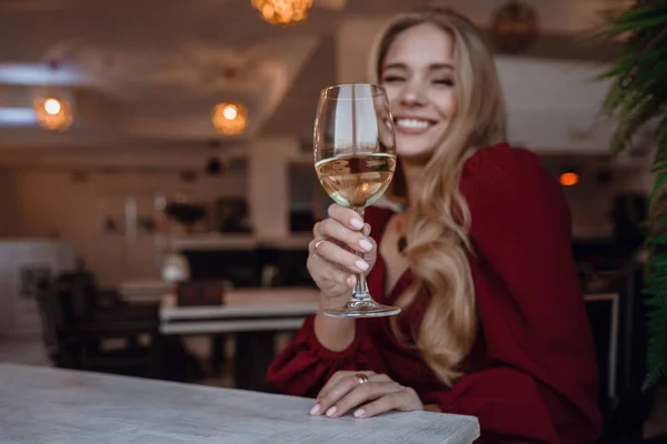 Elegante Dame mit einem Glas Wein allein im Restaurant — Stockfoto