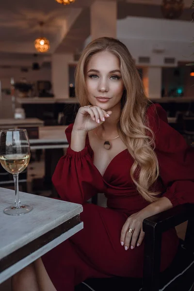 Elegant lady with glass of wine alone in restaurant — Zdjęcie stockowe