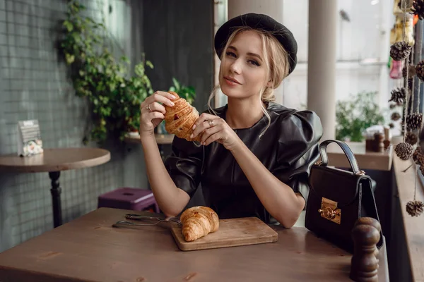 Jonge elegante vrouw die koffie drinkt in een traditioneel café in Parijs — Stockfoto