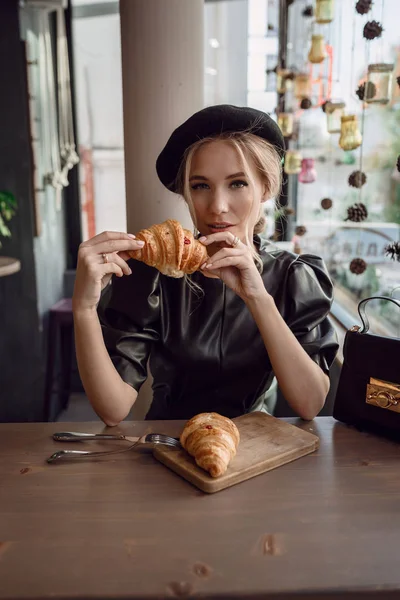 Mujer joven y elegante tomando café en la cafetería tradicional de París —  Fotos de Stock
