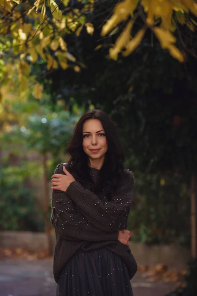 Mulher de retrato de beleza ao ar livre, o estilo de rua — Fotografia de Stock