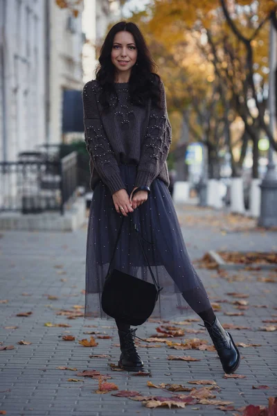 Beauté extérieure portrait femme, le style de la rue — Photo