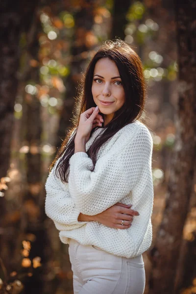 Mulher bonita em um suéter branco posando — Fotografia de Stock