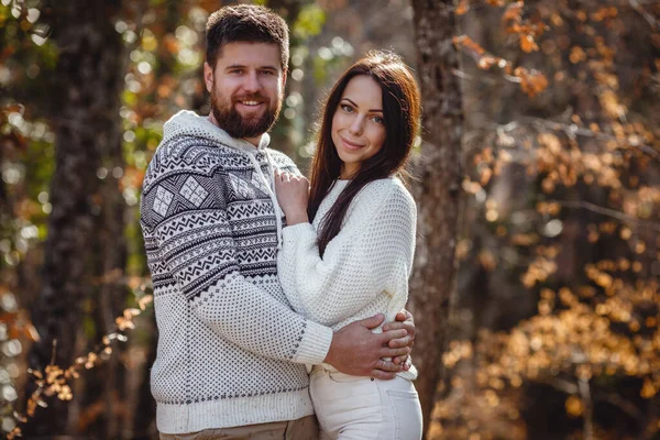 Belo casal jovem na floresta desfrutando de um clima quente e bom . — Fotografia de Stock