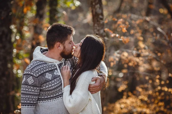 Beautiful young couple in the forest enjoying warm, good weather. — Stock Photo, Image