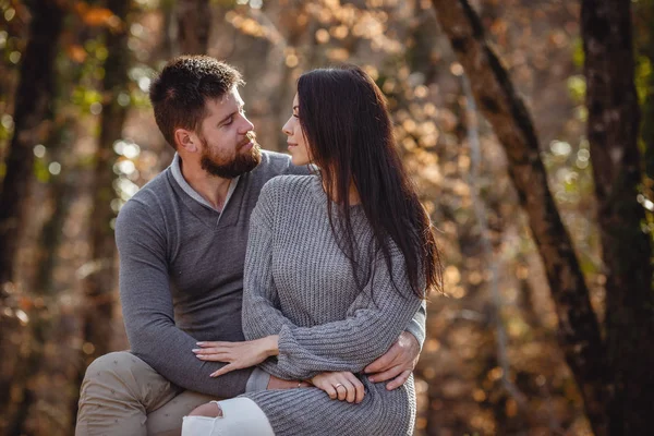 Belo casal jovem na floresta desfrutando de um clima quente e bom . — Fotografia de Stock