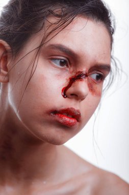 Yüzünde morluklar olan genç bir kadın aile içi şiddetin kurbanı. Yumruklarında kanlı bandajlarla dövüşmeye hazır kadın dövüşçü. Bağımsızlık fikri, feminizm ve haklarını savunmak. Dövüş Kulübü