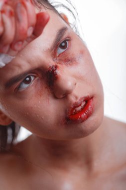 Yüzünde morluklar olan genç bir kadın aile içi şiddetin kurbanı. Yumruklarında kanlı bandajlarla dövüşmeye hazır kadın dövüşçü. Bağımsızlık fikri, feminizm ve haklarını savunmak. Dövüş Kulübü