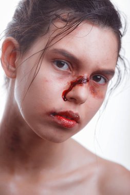 Yüzünde morluklar olan genç bir kadın aile içi şiddetin kurbanı. Yumruklarında kanlı bandajlarla dövüşmeye hazır kadın dövüşçü. Bağımsızlık fikri, feminizm ve haklarını savunmak. Dövüş Kulübü