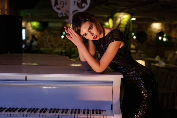 Retrato Estilo 20S Beleza Festiva Restaurante Jovem Mulher Bonita Estilo — Fotografia de Stock