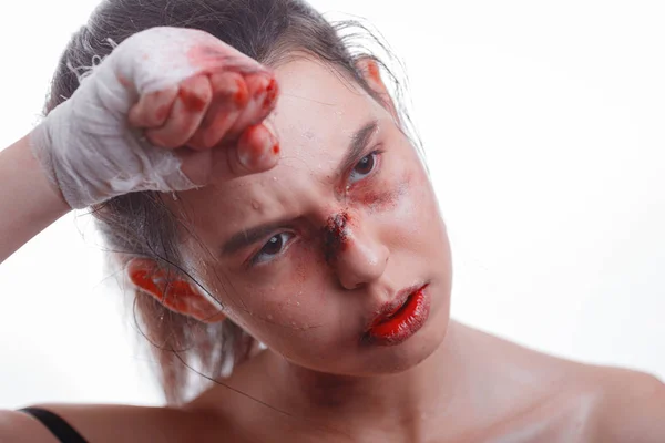 Yüzünde Morluklar Olan Genç Bir Kadın Aile Içi Şiddetin Kurbanı — Stok fotoğraf
