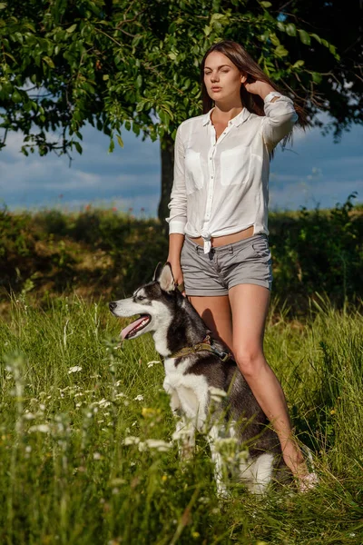 Schöne Modische Junge Frau Jeanshosen Und Weißer Bluse Posiert Park — Stockfoto