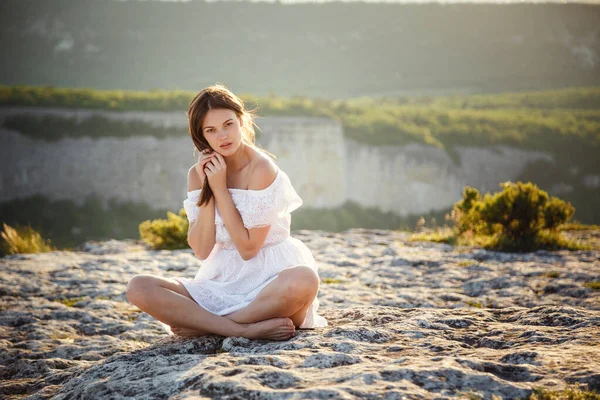Beautiful Young Woman White Dress Enjoys Stunning Scenery Mountains Sunset — Stock Photo, Image
