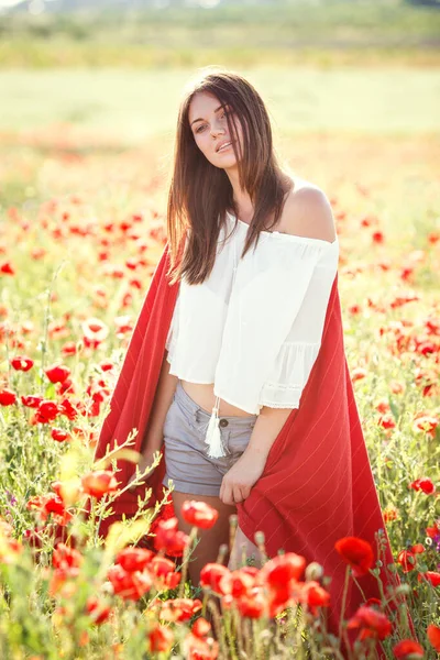 Jovem Bela Mulher Andando Através Campo Papoula Verão Close Retrato — Fotografia de Stock