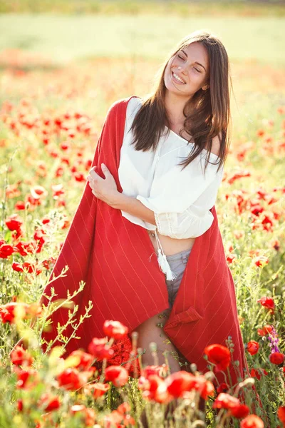 Jovem Bela Mulher Andando Através Campo Papoula Verão Close Retrato — Fotografia de Stock