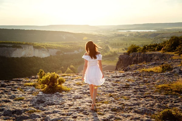 Bela Jovem Mulher Vestido Branco Goza Paisagens Deslumbrantes Nas Montanhas — Fotografia de Stock