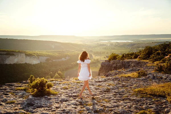 Bela Jovem Mulher Vestido Branco Goza Paisagens Deslumbrantes Nas Montanhas — Fotografia de Stock