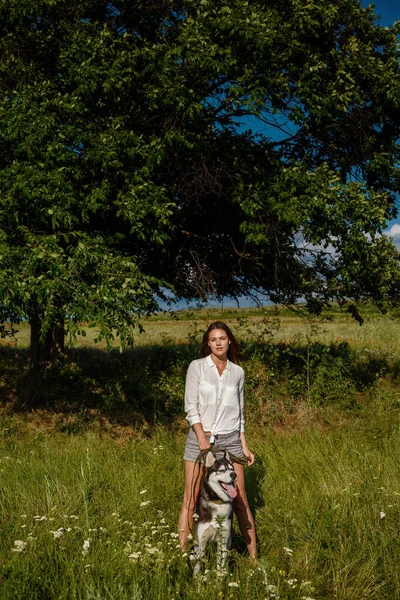 Schöne Modische Junge Frau Jeanshosen Und Weißer Bluse Posiert Park — Stockfoto