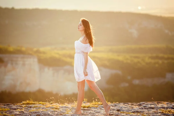 Bela Jovem Mulher Vestido Branco Goza Paisagens Deslumbrantes Nas Montanhas — Fotografia de Stock