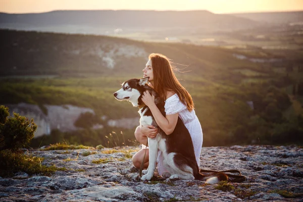 Mujer Joven Con Perro Husky Día Soleado Sentado Las Altas — Foto de Stock