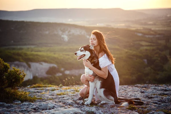 Giovane Donna Con Cane Husky Una Giornata Sole Seduta Alta — Foto Stock