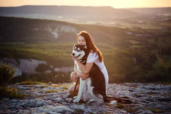 Jonge Vrouw Met Husky Hond Een Zonnige Dag Zittend Hoge — Stockfoto