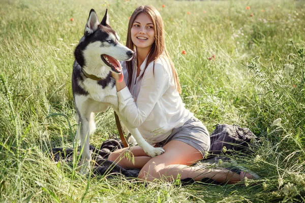 Mooie Jonge Vrouw Spelen Met Grappige Husky Hond Buiten Het — Stockfoto