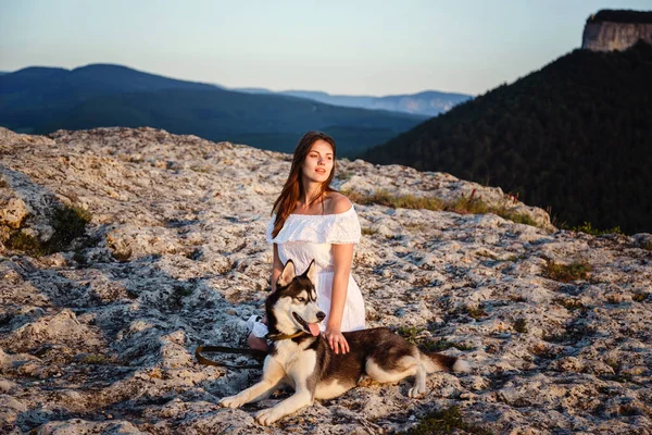 Giovane Donna Con Cane Husky Una Giornata Sole Seduta Alta — Foto Stock